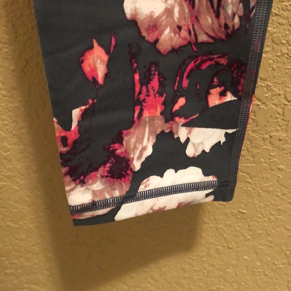 NWOT Victoria’s Secret Knockout Sports Workout Leggings. Large. Gray/Coral/White - Picture 4 of 12